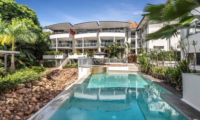 North Ward Apartamento | Walk to Strand and Ocean - Luxury Gregory Street Apartment