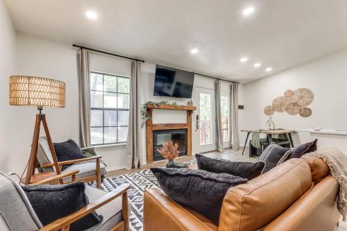 Kimberling City Casa | Walk to Table Rock Lake Updated Cabin with Deck!