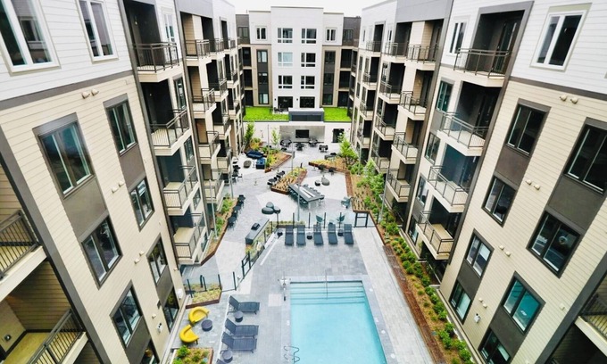 Cambridgeport Apartamento | Walk to the Bay! Ships, Dining & Cambridge Minutes Away (KING BED,POOL)