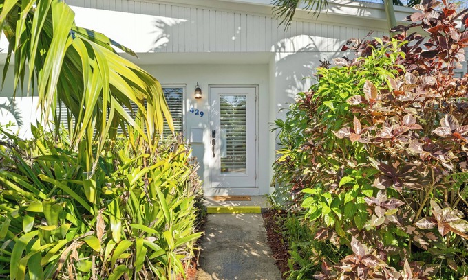 Florida North Atlantic Coast Casa | WALK TO THE BEACH! Charming 3-bedroom house in North Palm Beach with AC, WiFi