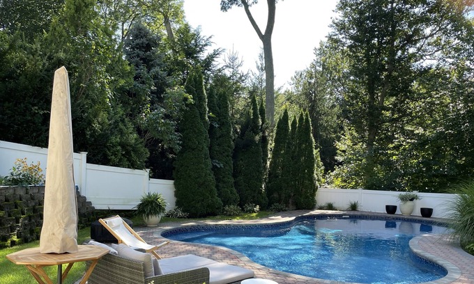 Riverhead Casa | Walk to the beach or swim in the pool