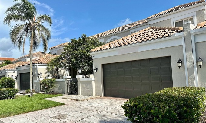 Park Shore Villa | Walk to the Beach! Private Villa with Pool & Lanai – Perfect Naples Getaway