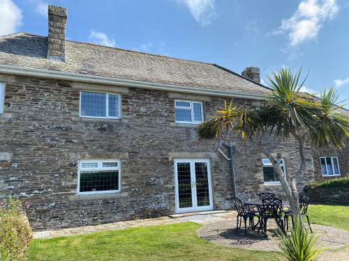 Harlyn Casa | WALK TO THE BEACH, spacious cottage with sea views