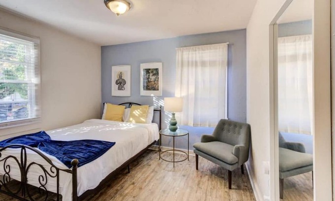 Midtown Apartamento | Walk to the Best of Midtown Charming Cottage