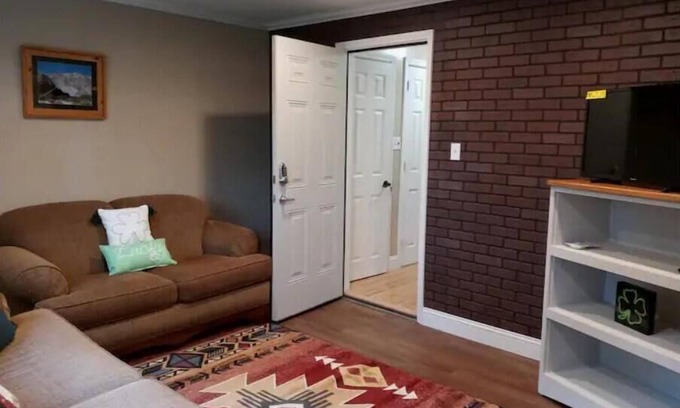 Bristol Casa | Walk to the Casino! Newly Renv 2022/Pvt Lux Queen!