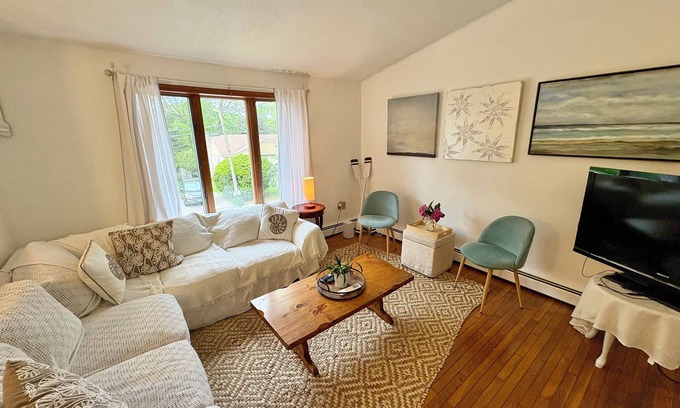 Saunderstown Casa | Walk to the Family Beach, North Narragansett.