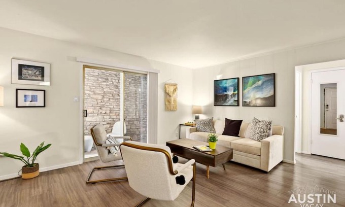 Westfield Apartamento | Walk to the Golf Course 2BD Apt, Pool, and Parking