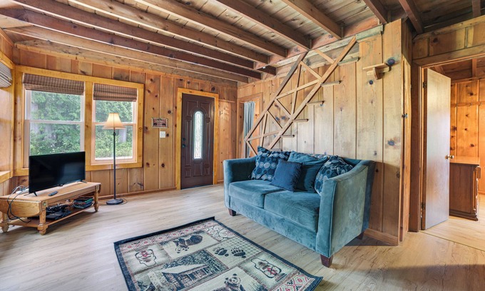 Lupton Cabina | Walk to the Lake! Lower Peninsula Cabin Retreat
