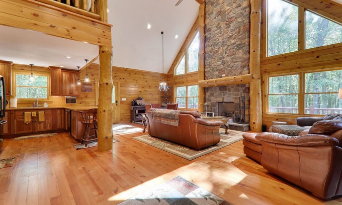 Blakeslee Cabina | Walk to the Pocono Raceway From a Custom Log Cabin