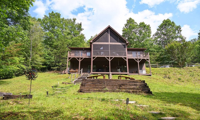 Murphy Cabina | Walk to the river or stay at the cabin w/ great outdoor space. Close to the Folk School & Casino