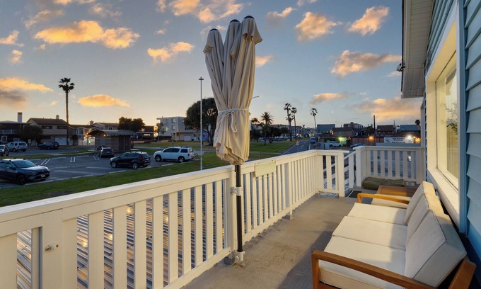 Huntington Beach Casa | Walk to the Sand! Ocean Views, Balcony & Parking | Sunset Surf