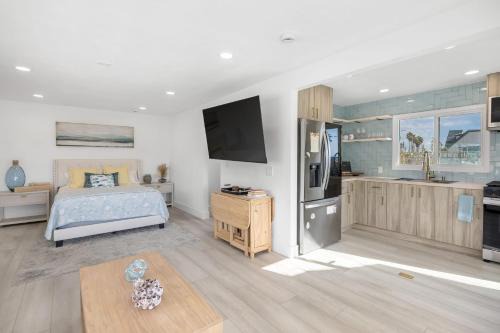 Huntington Beach Casa | Walk to the Sand Ocean Views Balcony Parking Sunset Surf