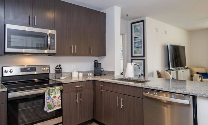 Oxford Condominio | Walk to the square and the grove! This 2BR 2BA is the perfect location.