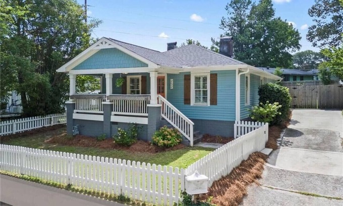 Marietta Casa | Walk to the Square - Marietta’s Bluebird Bungalow