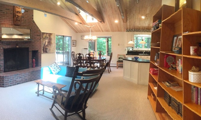 Stratton Mountain Chalet De Esquí | Camina hasta el pueblo 6bed 4bath duerme 15; Recientemente renovado con 2 tragaluces.