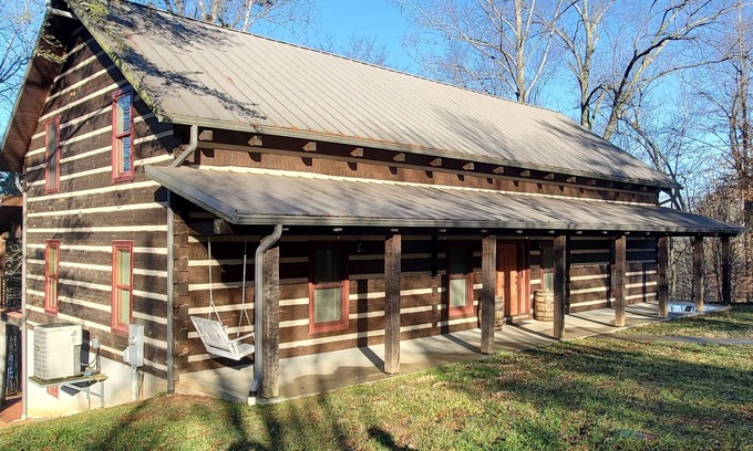 Bronston Cabina | Walk to the water log cabin, access to dock, hot tub, fire pit, grill, spacious