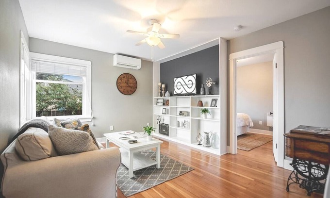 North End Cabaña | Walk to the waterfront! The Cozy Cottag