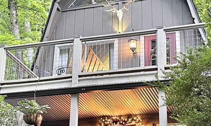 Highlands Chalet De Esquí | Walk to Town Chalet w/ Chic Live-In Art Gallery + BBQ & Wine Shop Across Street
