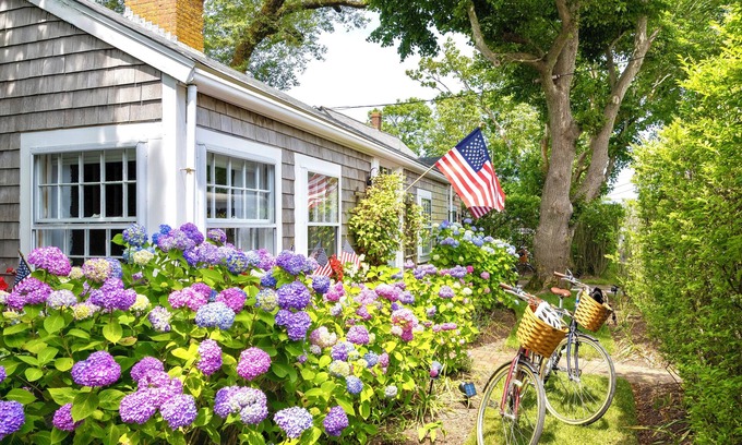 Nantucket Town Casa | A pie de la ciudad de Beautiful Cottage w / Guest House y A / C!