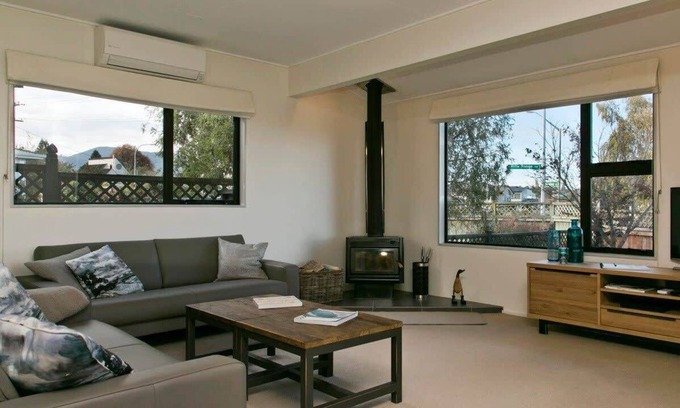 Taupo Casa | Walk to Town & Lake *No Service Fees*