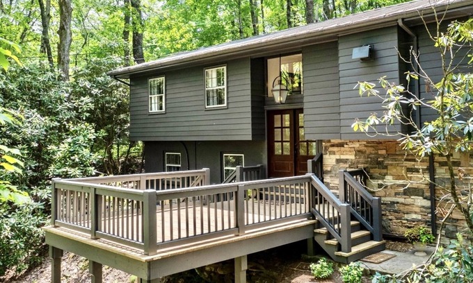 Highlands Cabina | Walk to Town & Relax in this Fresh Updated Highlands Remodeled Cabin