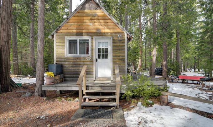 Butte Meadows Apartamento | Walk to Trails & Butte Creek: Cozy Retreat w/ Deck