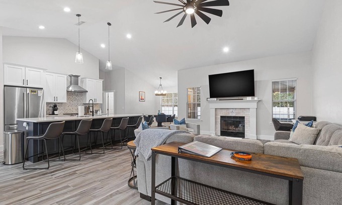 Gainesville Casa | Walk to UF Stadium! Modern Home with Grill + Patio