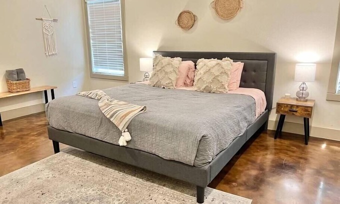 Central East Austin Casa | Walk to UT and Moody Center. Spacious and Cozy Retreat