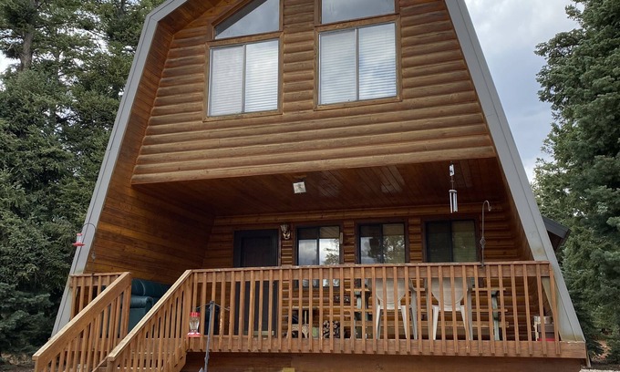Meadow View Heights Cabina | Walk to village, Year round access, Large deck, Swings and Enclosed dog run.