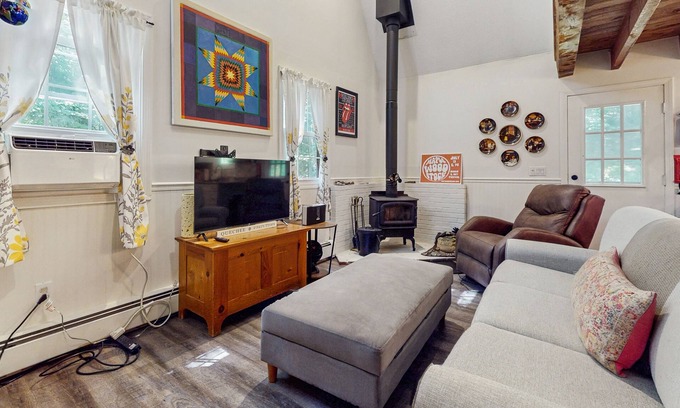 West Hartford Condominio | Walk-to-village end-unit condo, mountain views, large deck, woodstove, bbq, a/c