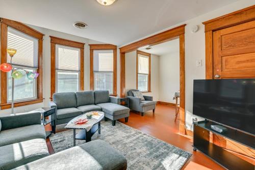 Albany Apartamento | Walk to Washington Park Remote Work-Ready Apt!