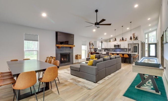 Lake Harmony Casa | Walk to Water Park Split-Rock Resort Home with Deck
