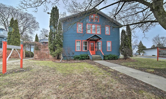 Sturgeon Bay Apartamento | One-of-a-Kind Rustic Retreat in Dtwn Sturgeon Bay!