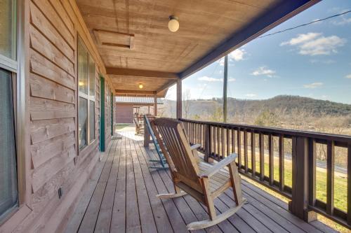 Mountain View Casa | Walk to White River Mountain View Family Cabin!