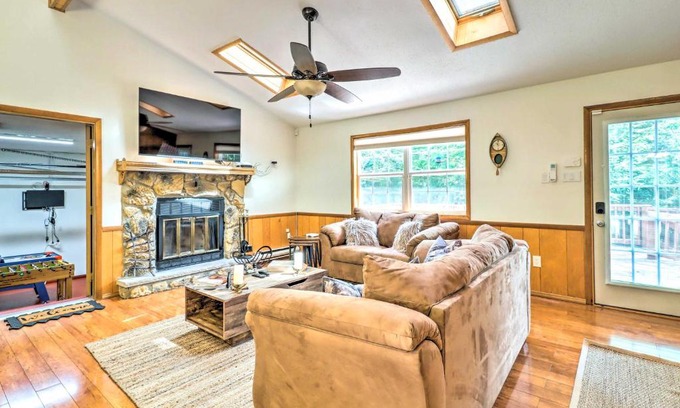 Albrightsville Casa | Walk to Wolf Run Lake Cottage with Furnished Deck