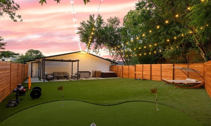 Barton Hills Casa | Walk to Zilker! King Bed, Putting Green, Hot Tub!