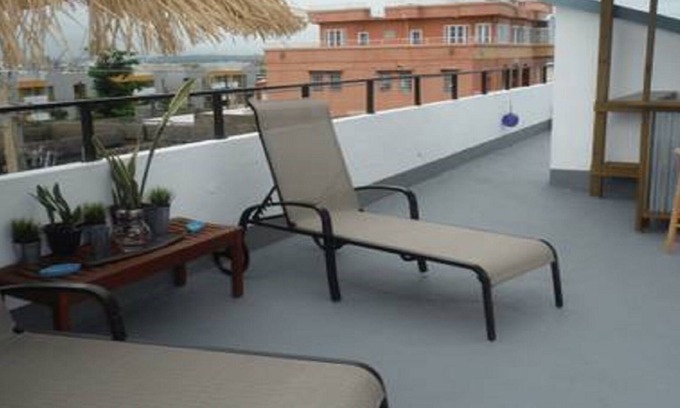 Puerta de Tierra Apartamento | Walk-up PH: 2 dormitorios + terraza privada + vistas = ¡VALOR!
