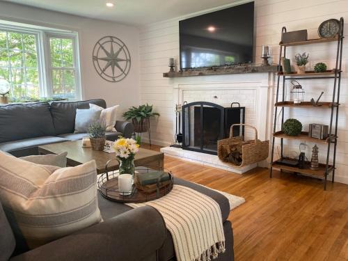 West Dennis Casa | Walk2beach, Hottub, Firepit, Petsok