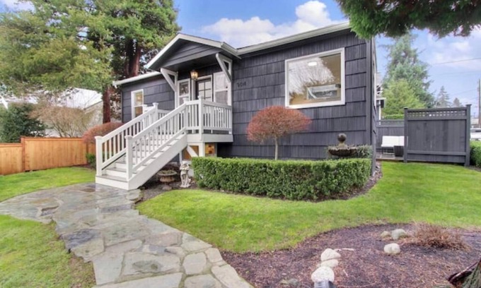 Phinney Ridge Casa | Walkable 2BR/2BA Modern Charmer w/BBQ near Park