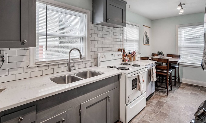 Plaza Midwood Casa | ★Walkable 2BR Plaza Midwood Bungalow★ Free Parking
