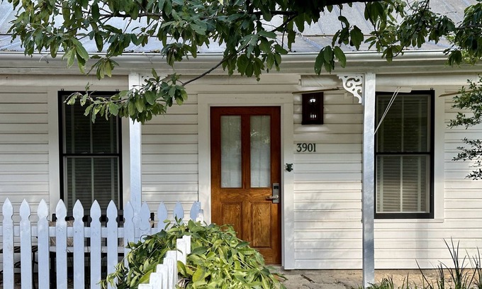 Rosedale Cabaña | Walkable Central Austin Cottage