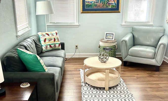 Dunedin Cabaña | Adorable Downtown Dunedin Coral Cottage: admite perros, se puede caminar y es muy lindo