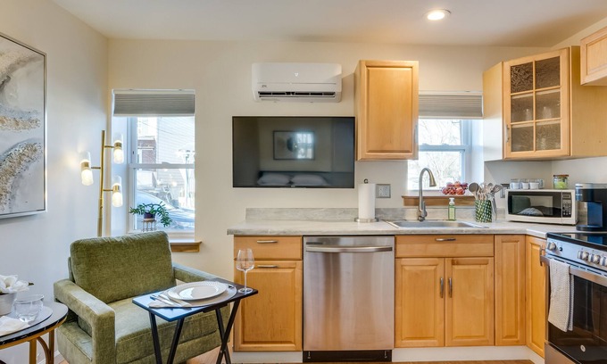 Downingtown Apartamento | Walkable Downingtown Studio w/ Spacious Deck