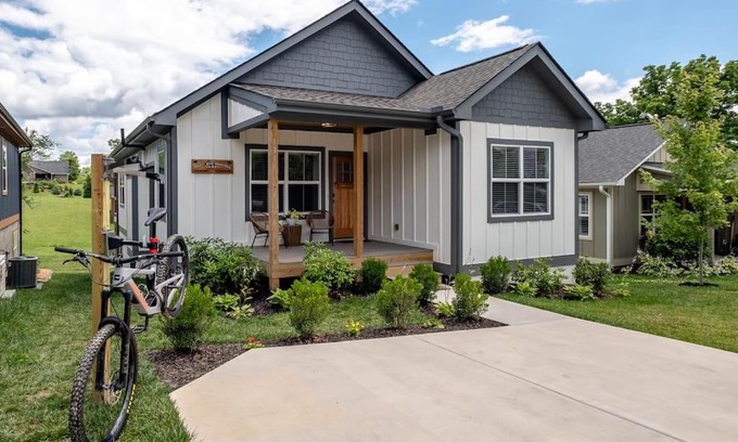 Brevard Casa | Walkable Downtown 5BR - Hot Tub and Resort Access