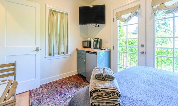Uptown Apartamento | Walkable ground-floor studio with convenient kitchenette, partial AC & WiFi
