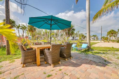 Mid Island Apartamento | Walkable Gulf-View Getaway in Fort Myers Beach!