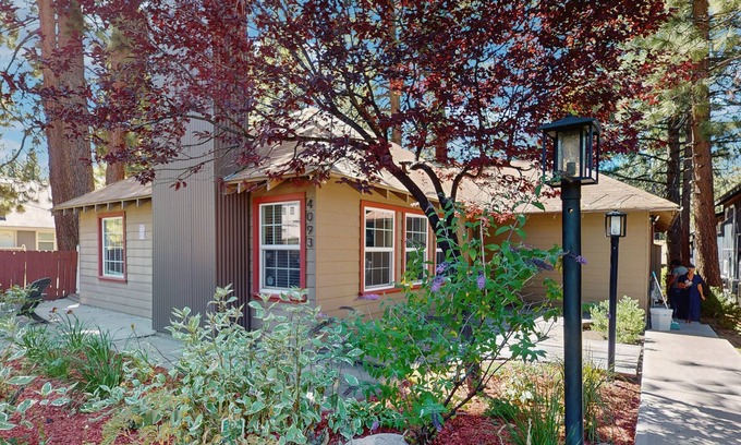 Lakeside Park Cabina | Walkable state-line home just 3 blocks to Heavenly Village w/ hot tub & firepit
