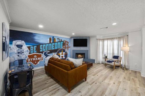Montrose Casa | Walkable Montrose 2BR Houston Mural Sleeps 9