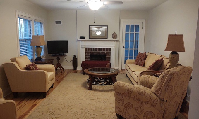 North Charleston Casa | Walkable Park Circle Home! Central location to everything Charleston.