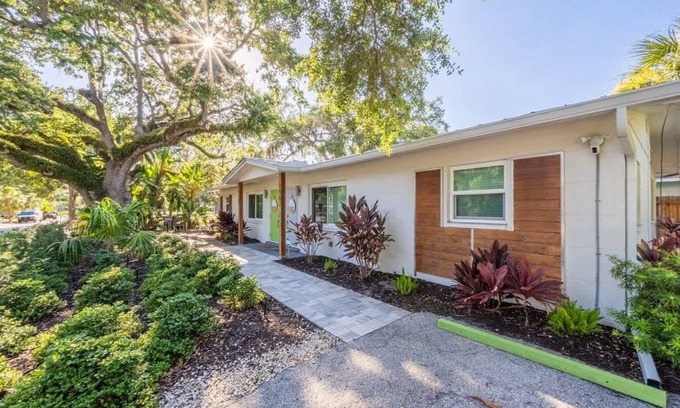 Gillespie Park Cabaña | Walkable to Downtown and Parks Brand New Furniture